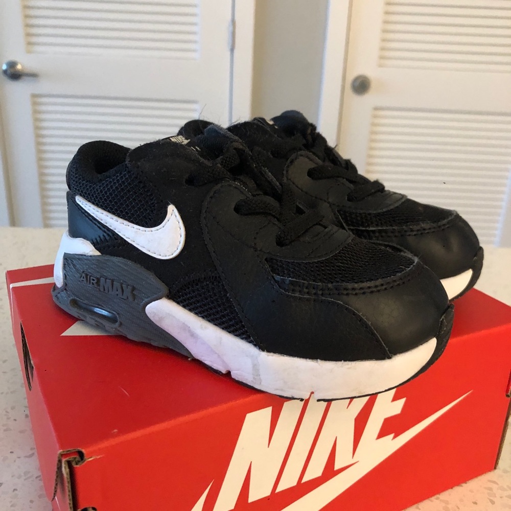 Toddler Nike Shoe 9c